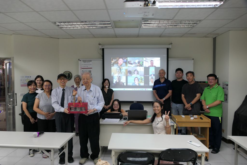 2025.09.16 魏院長致贈禮盒給廖上信老師