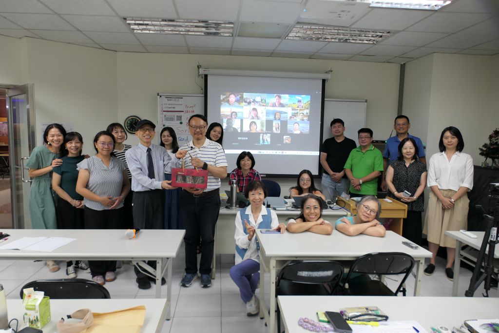 2025.09.16 魏院長致贈禮盒給丁介陶老師