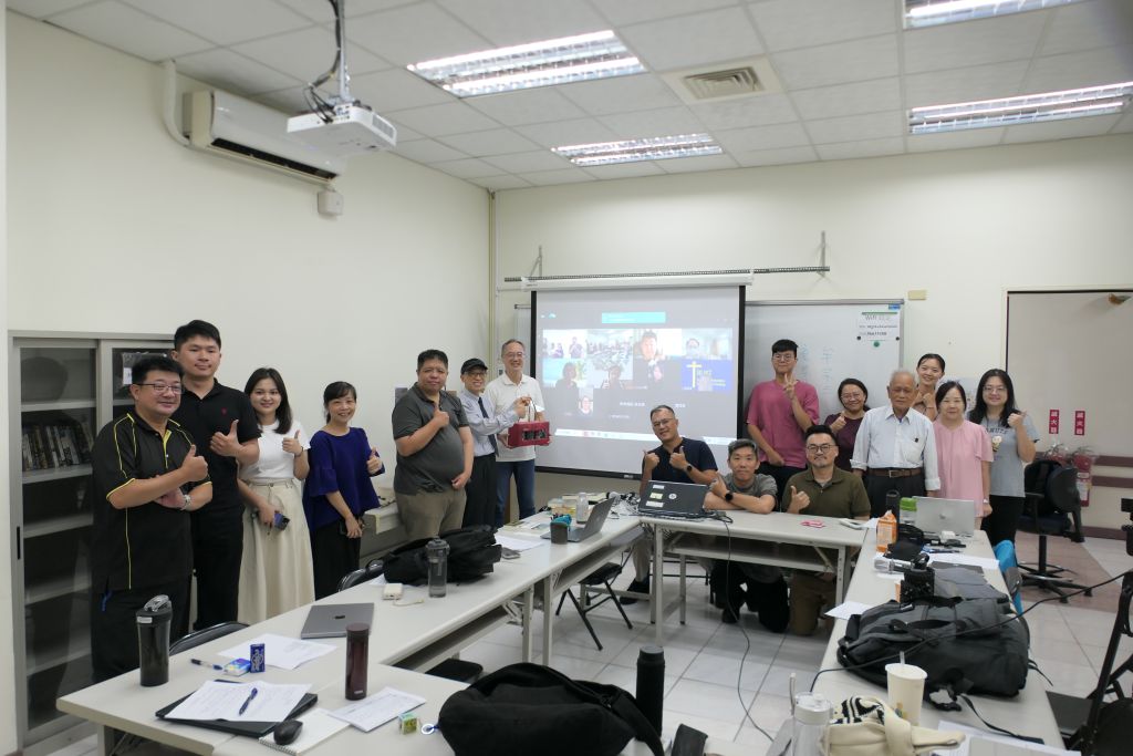2025.09.18 魏院長致贈禮盒給李信毅老師