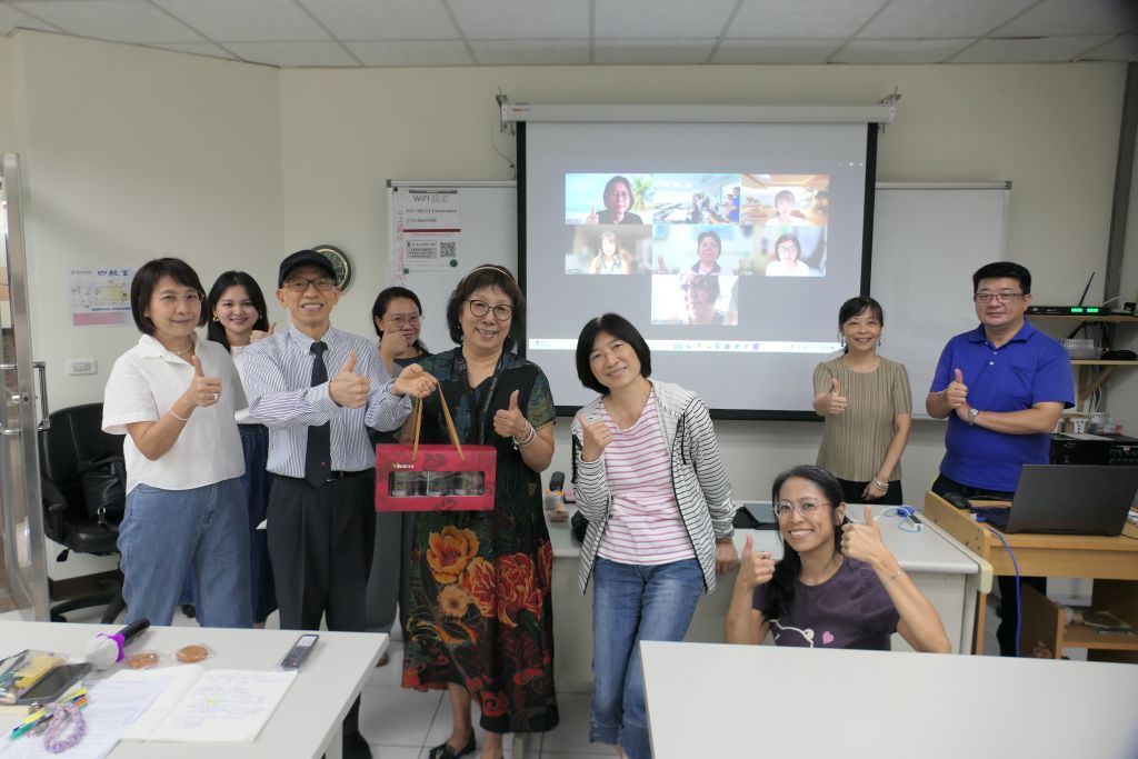 2025.09.19 魏院長致贈禮盒給張傳琳老師