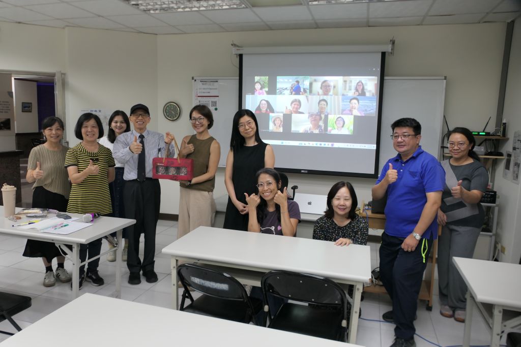 2025.09.19 魏院長致贈禮盒給胡瑞芝老師