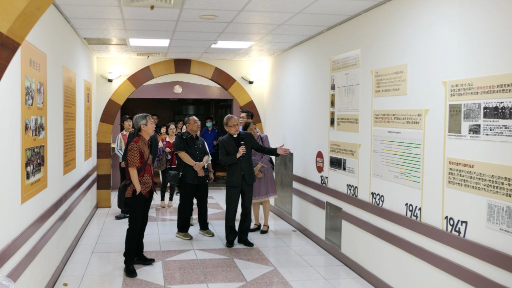 2025.11.10 接待印尼衛理公會華人發展年議會參訪團〔林院長介紹歷史走廊〕03