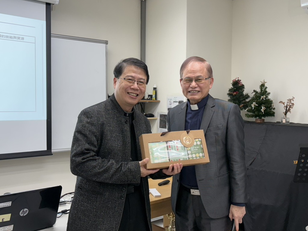 2026.03.18 林院長致贈禮物感謝牧職會長陳信成牧師蒞臨師生團契分享