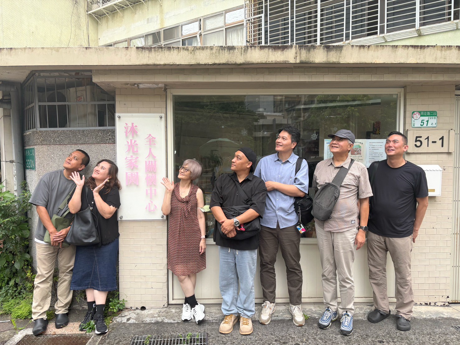 2025.08.11 衛神校友聯誼聚餐_校友們於沐光家園門口合影01