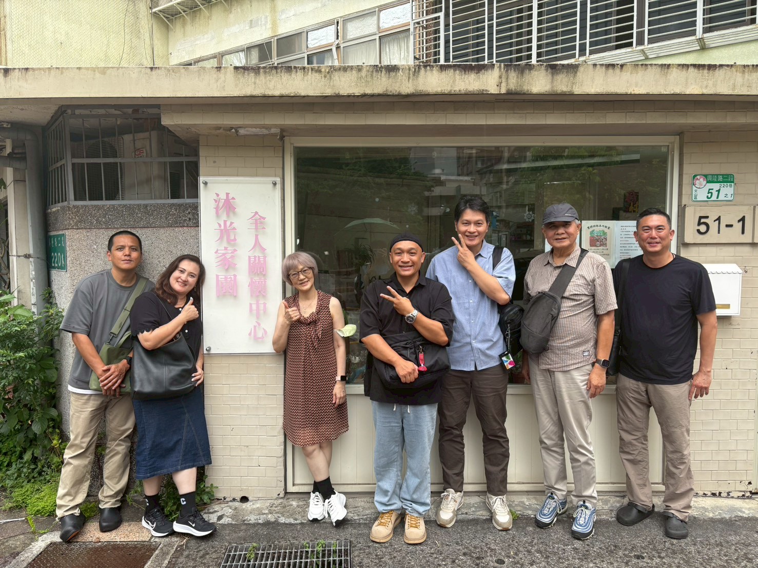 2025.08.11 衛神校友聯誼聚餐_校友們於沐光家園門口合影02