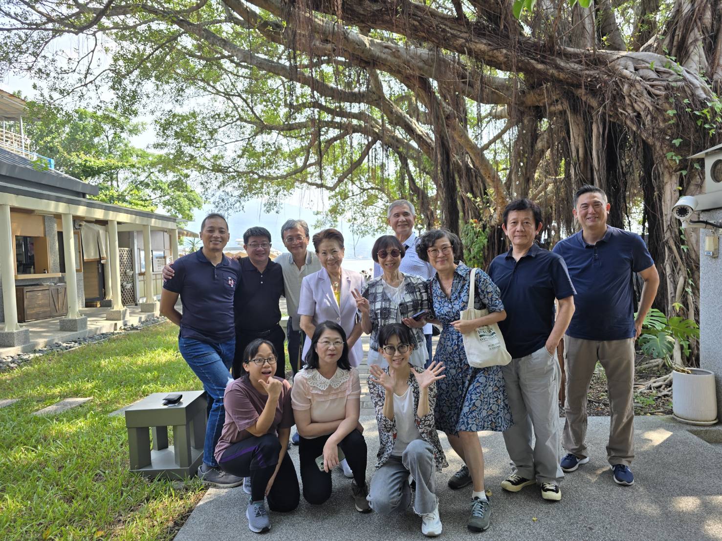 2025.08.18 衛神校友聯誼聚餐_校友們於餐廳外花園合影 01
